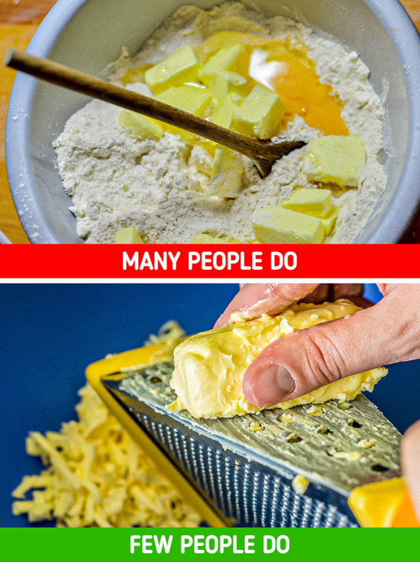 Thêm bơ trực tiếp vào bột. Nhiều công thức làm bánh yêu cầu bơ đủ mềm để trộn đều với các nguyên liệu khác mà không được đun chảy. Trường hợp này, thay vì đặt từng viên bơ trực tiếp vào bột, bạn nên để bơ vào tủ đông vài phút rồi mài nhỏ.