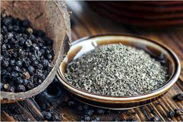 Trong khi đó, tiêu xay thô sẽ mang đến cảm giác cay mạnh hơn, khiến món ăn có mùi tiêu đặc trưng. Tiêu xay thô thích hợp để ướp thịt, làm gia vị cho các món salad.