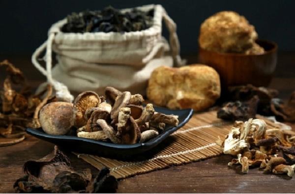 Thêm nấm, thảo mộc khô khi món ăn hoàn thành. Thời điểm lý tưởng để thêm thảo mộc hay nấm khô là bắt đầu hoặc trong khi nấu. Nêm lúc này giúp chúng đủ thời gian để mềm hơn, tỏa mùi. Ngược lại, nêm khi món ăn hoàn thành sẽ khiến chúng không mang đến hương vị cần có, khi ăn khô cứng rất khó chịu.