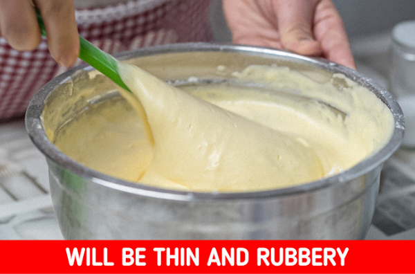 Nhào bột bánh kếp quá lâu. Nhiều người nhầm tưởng, nhào bột lâu giúp bánh nở đều, thơm mịn. Thực tế, đây là lỗi nấu ăn rất phổ biến. Nhào bột quá lâu có thể khiến bánh kếp dai, dẹt, không phồng xốp như mong muốn. (Ảnh: BS)