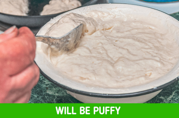 Nguyên nhân của tình trạng này là do hầu hết các loại bột bánh đều có lượng bột nở nhất định. Nhào bột thời gian dài sẽ khiến bóng khí bị vỡ, thoát khí ra ngoài không tạo độ xốp. Mặt khác, trộn bột quá lâu còn tạo ra gluten dễ khiến bột trở nên nhão.