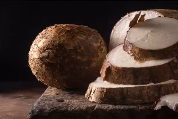 Sắn. Sắn rất giàu vitamin và khoáng chất, nhưng loại củ này cũng chứa các chất hóa học có thể chuyển thành cyanide nếu ăn sống. (Ảnh: Times of India)