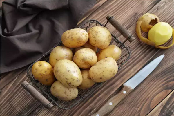 Khoai tây. Ăn sống khoai tây có thể gây khó tiêu, đầy hơi và tăng độ nhạy cảm với insulin trong cơ thể. Ngoài ra, khoai tây chuyển sang màu xanh còn có một độc tố gọi là solanin, có thể gây ngộ độc thực phẩm. (Ảnh: Times of India)