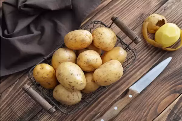 Khoai tây. Ăn sống khoai tây có thể gây khó tiêu, đầy hơi và tăng độ nhạy cảm với insulin trong cơ thể. Ngoài ra, khoai tây chuyển sang màu xanh còn có một độc tố gọi là solanin, có thể gây ngộ độc thực phẩm. (Ảnh: Times of India)