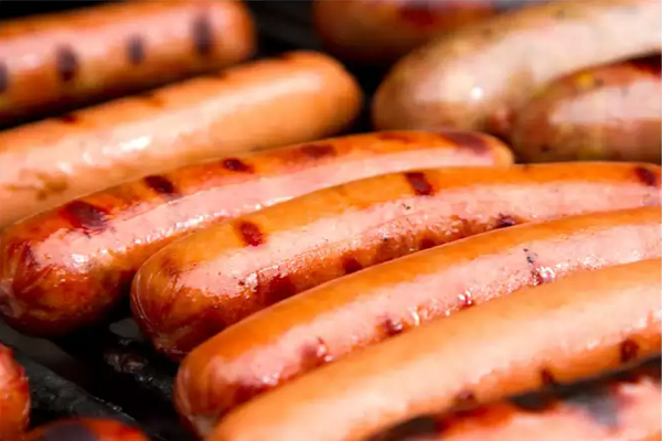 Xúc xích. Một số người sẽ ăn sống xúc xích vì nghĩ xúc xích đã được làm chín trong quá trình chế biến. Tuy nhiên, theo Cục quản lý Thực phẩm và Dược phẩm Mỹ (FDA), trong quá trình đóng gói, xúc xích có thể nhiễm Listeria - vi khuẩn có thể bị tiêu diệt khi nấu chín.