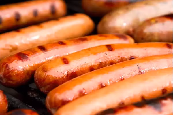 Xúc xích. Một số người sẽ ăn sống xúc xích vì nghĩ xúc xích đã được làm chín trong quá trình chế biến. Tuy nhiên, theo Cục quản lý Thực phẩm và Dược phẩm Mỹ (FDA), trong quá trình đóng gói, xúc xích có thể nhiễm Listeria - vi khuẩn có thể bị tiêu diệt khi nấu chín.