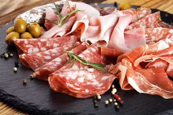 Thịt nguội. Nghiên cứu cho thấy ăn thịt nguội có thể ảnh hưởng nghiêm trọng đến tiêu hóa cũng như sức khỏe đường ruột. Vì vậy, bạn nên làm nóng thịt trước khi ăn để tránh nhiễm vi khuẩn Listeria. (Ảnh: Shutterstock)