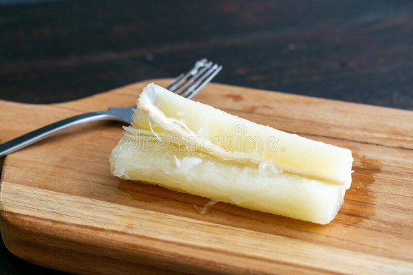 Khi chế biến sắn, bạn nên rửa sạch, bóc sạch vỏ, ngâm và rửa sạch, sau đó luộc chín để đảm bảo rằng không còn hóa chất độc hại. (Ảnh: Dreamstime.com)