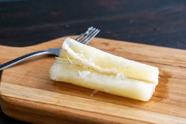 Khi chế biến sắn, bạn nên rửa sạch, bóc sạch vỏ, ngâm và rửa sạch, sau đó luộc chín để đảm bảo rằng không còn hóa chất độc hại. (Ảnh: Dreamstime.com)