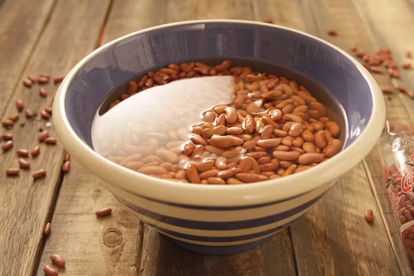 Đậu thận chưa nấu chín chứa độc tố phytohemagglutinin, có thể dẫn đến đầy hơi, khó chịu và ngộ độc thực phẩm. Vì vậy, tốt nhất là ngâm nó qua đêm, rửa, rửa sạch và nấu chín đúng cách. (Ảnh: Camellia Beans)