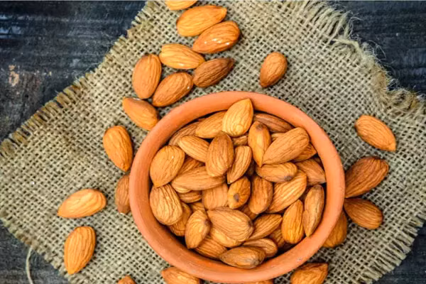 Hạnh nhân đắng. Hạnh nhân đắng có chất hóa học axit hydrocyanic gây nguy hại cho sức khỏe. Tuy nhiên, loại hạt này lại an toàn khi được nấu chín. Nếu muốn sử dụng loại hạt này, bạn nên cẩn thận trong khâu chế biến. (Ảnh: Times of India)