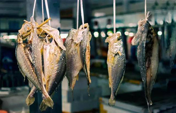 Cá muối. Cá muối được sơ chế bằng cách ướp cá sống với muối biển. Quá trình này, các thành phần trong muối phản ứng với cá, khiến lượng dimethyl nitrit trong chúng tăng cao.