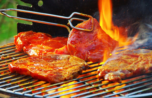 Sở dĩ thịt đỏ bị hiểu gây ung thư có thể do cách chế biến hoặc bảo quản không đúng. Khi được dùng đúng lượng, chế biến khoa học thì chúng không gây hại. Bên cạnh đó, chuyên gia cũng chỉ ra loại thịt có thể kích thích tế bào ung thư, nên tránh ăn nhiều: