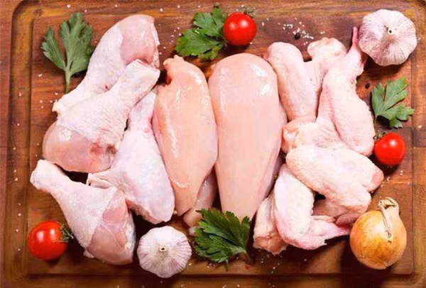 Tuy vậy, thịt đỏ không “khủng khiếp” như đồn thổi. Thực tế, cả thịt đỏ và thịt trắng đều giàu protein, vitamin, góp phần bù đắp thiếu hụt dinh dưỡng cho cơ thể. Về hàm lượng sắt, thịt đỏ còn được đánh giá cao hơn thịt trắng. Chất sắt trong thịt đỏ chủ yếu ở dạng heme, cơ thể dễ tiêu hóa và hấp thụ. Đặc biệt, thịt đỏ còn chứa axit linoleic liên hợp. Chất này từng được các nhà khoa học chỉ ra có thể chống lại tế bào ung thư. 