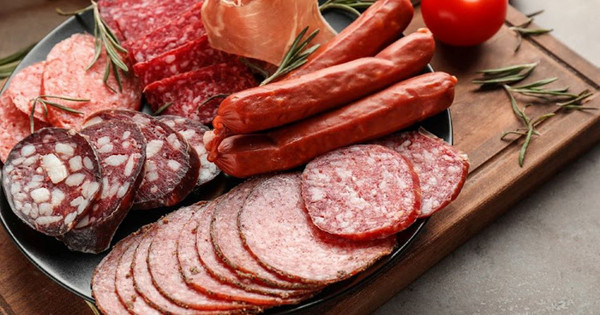 Thịt chế biến. Các loại thịt chế biến như giăm bông, xúc xích được nhiều người chuộng ăn bởi hương vị hấp dẫn, màu sắc bắt mắt. Tuy vậy, ăn nhiều thịt chế biến có thể ảnh hưởng tiêu cực đến sức khỏe.