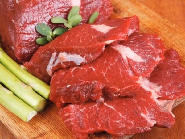 Khi so sánh, người ta nhận thấy giá trị dinh dưỡng của chất béo trong thịt trắng cao hơn thịt đỏ. Cụ thể, thịt đỏ chứa nhiều axit béo no còn thịt trắng chứa axit béo không no. Khi đi vào cơ thể, thịt đỏ dễ gây béo phì, mỡ máu.