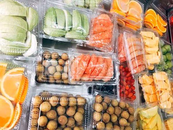 Trái cây gọt sẵn. Nhiều siêu thị có quầy bán trái cây gọt sẵn, niêm phong bằng màng bọc thực phẩm. Nhìn bề ngoài, những khay hoa quả tươi ngon, vô cùng đẹp mắt. Tuy vậy, bạn nên cân nhắc khi mua loại thực phẩm này. Nhân viên siêu thị chia sẻ với báo chí Trung Quốc cho biết, trái cây gọt sẵn đôi khi được lấy từ những quả không bán được, hư thối một phần.