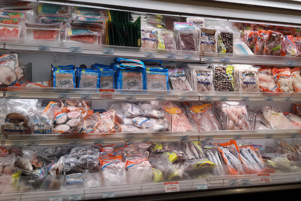 Hải sản đông lạnh. Hải sản đông lạnh tại các siêu thị rất tiện lợi, mua về là có thể chế biến luôn không cần thực hiện công đoạn giết mổ.