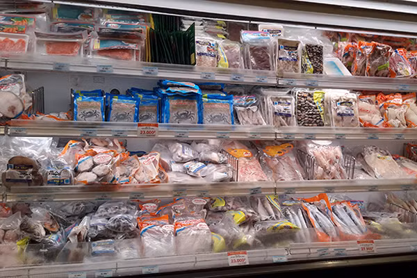 Hải sản đông lạnh. Hải sản đông lạnh tại các siêu thị rất tiện lợi, mua về là có thể chế biến luôn không cần thực hiện công đoạn giết mổ.