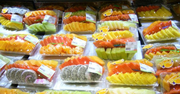 Để không lãng phí, nhân viên sẽ gọt bỏ phần hỏng, xếp vào khay thật đẹp mắt, giảm giá để thu hút người mua. Ngoài ra, trái cây gọt sẵn để lâu dù được bảo quản trong tủ mát vẫn có khả năng nhiễm khuẩn, hao hụt dinh dưỡng. Do vậy, bạn nên chọn trái cây tươi để chế biến món ăn cho gia đình.