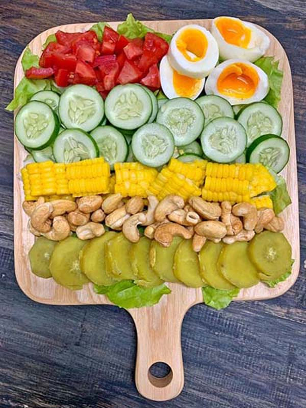 Salad. Tương tự trái cây gọt sẵn, nguyên liệu của các món salad trong siêu thị thường được lấy từ những thực phẩm héo, tồn từ hôm trước. Nhìn bề ngoài, chúng chưa có dấu hiệu thối hỏng song rất dễ hao hụt dinh dưỡng, hương vị không tươi ngon, thậm chí có thể nhiễm khuẩn gây tiêu chảy, ngộ độc...