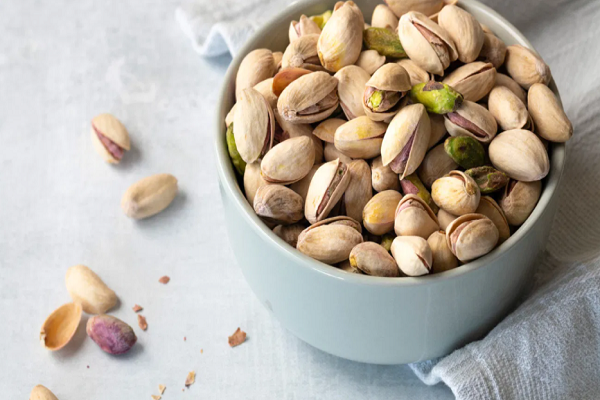 Hạt dẻ cười. Loại hạt này chứa nhiều chất dinh dưỡng cần thiết cho sức khỏe tim mạch và điều hòa huyết áp, bao gồm cả kali. (Ảnh: Healthline)