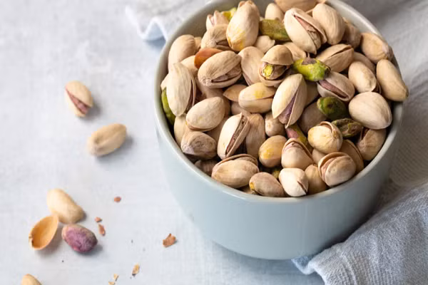 Hạt dẻ cười. Loại hạt này chứa nhiều chất dinh dưỡng cần thiết cho sức khỏe tim mạch và điều hòa huyết áp, bao gồm cả kali. (Ảnh: Healthline)