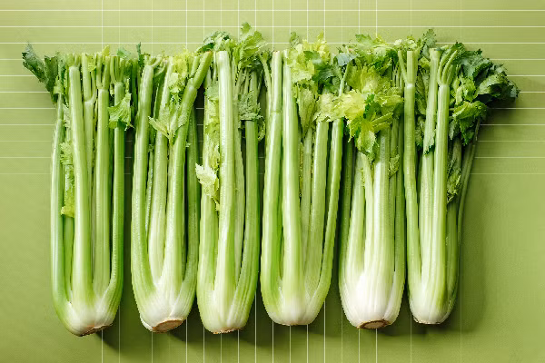 Cần tây. Loại rau phổ biến này chứa các hợp chất được gọi là phthalide, có thể giúp thư giãn các mạch máu và giảm mức huyết áp. (Ảnh: Eatingwell)