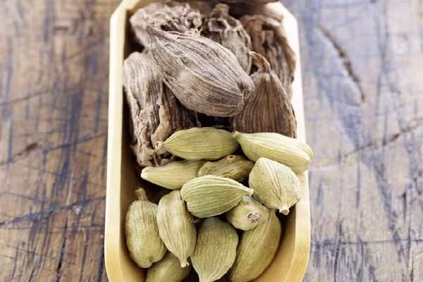 Các loại thảo mộc và gia vị. Hạt cần tây, ngò, nghệ tây, sả, thìa là đen, nhân sâm, quế, bạch đậu khấu, húng quế ngọt và gừng là một số loại thảo mộc và gia vị đã được chứng minh là có tác dụng hạ huyết áp. (Ảnh: Boldsky)