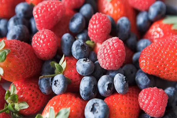 Quả mọng. Quả việt quất, quả mâm xôi và dâu tây là một số loại quả mọng có tác dụng hạ huyết áp nhờ chất chống oxy hóa, bao gồm anthocyanins. (Ảnh: Healthline)