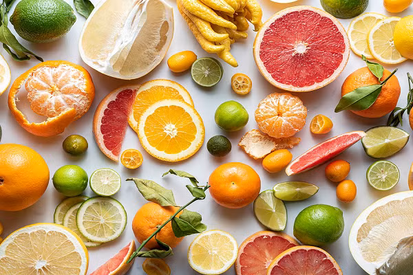 Đầu tiên phải kể đến trái cây có múi, bao gồm bưởi, cam, quýt và chanh với tác dụng hạ huyết áp mạnh mẽ. Ngoài ra, một nghiên cứu ở Nhật Bản cũng chỉ ra rằng uống nước chanh hàng ngày kết hợp với đi bộ có tương quan đáng kể với việc giảm huyết áp tâm trương. (Ảnh: The Spruce Eats)