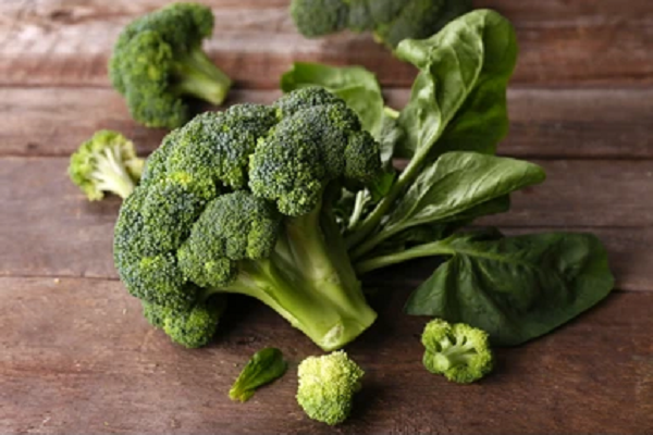 Bông cải xanh và cải bó xôi. Bông cải xanh chứa nhiều chất chống oxy hóa flavonoid, giúp giảm huyết áp. Trong khi đó, cải bó xôi có hàm lượng nitrat cao và chứa nhiều chất chống oxy hóa, kali, canxi và magie. (Ảnh: Shutterstock)