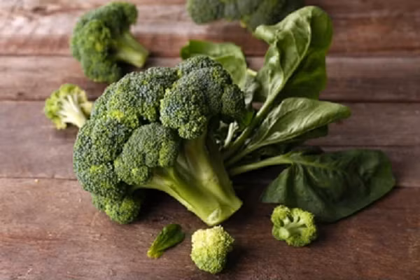 Bông cải xanh và cải bó xôi. Bông cải xanh chứa nhiều chất chống oxy hóa flavonoid, giúp giảm huyết áp. Trong khi đó, cải bó xôi có hàm lượng nitrat cao và chứa nhiều chất chống oxy hóa, kali, canxi và magie. (Ảnh: Shutterstock)