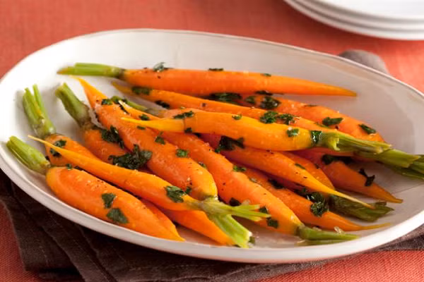 Cà rốt. Cà rốt chứa nhiều hợp chất phenolic như axit chlorogenic, p -coumaric và caffeic, giúp thư giãn mạch máu và giảm viêm, có thể giúp giảm mức huyết áp. Lợi ích này sẽ được phát huy hơn nếu ăn sống cà rốt. (Ảnh: Food Network)