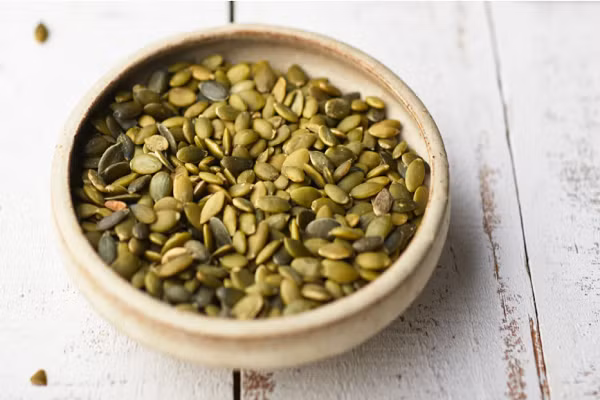 Hạt bí ngô. Loại hạt này chứa nhiều chất dinh dưỡng quan trọng để kiểm soát huyết áp như magie, kali và arginine. (Ảnh: Healthline)