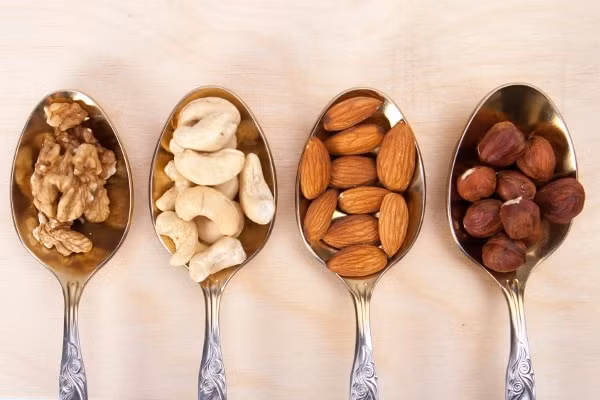 Quả hạch. Các loại quả hạch như quả óc chó, hạnh nhân, hạt điều, hạt dẻ cười... chứa lượng canxi được đánh giá cao. Không những vậy, những quả này còn có ưu điểm là thơm ngon, thích hợp làm đồ ăn vặt mà không lo béo.