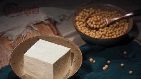 Sản phẩm từ đậu nành. Đậu nành, thực phẩm làm từ đậu nành như đậu phụ, tempeh, natto... rất giàu canxi. Ước tính, 100g đậu phụ có thể chứa tới 350mg canxi; Tempeh và natto được làm từ đậu nành lên men cũng cung cấp lượng canxi ấn tượng. Một khẩu phần tempeh 100g có thể cung cấp 11% RDI, trong khi natto cung cấp khoảng gấp đôi hàm lượng đó.