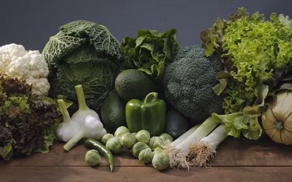 Rau lá xanh. So với nước hầm xương, nhiều loại rau lá xanh chứa lượng canxi cao hơn gấp chục lần. Trung bình, lượng canxi trong các loại rau lá xanh có thể đạt 100mg/100g.