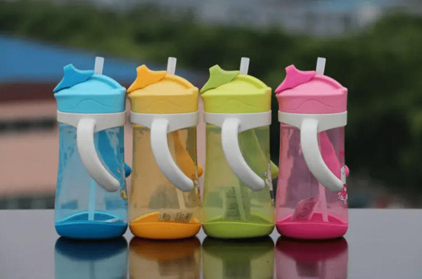 Lo lắng con thiếu nước, nhiễm bệnh khi dùng chung cốc với các bạn, Tiểu Chu mua chiếc bình nhựa gắn ống hút để con mang đến lớp. Hàng ngày, bà nội sẽ chuẩn bị nước, sữa hoặc nước ép trái cây để cháu mang theo.