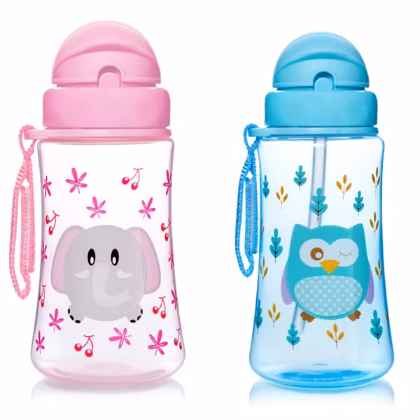 Sau một tháng đi học, con gái thường xuyên bị tiêu chảy nên Tiểu Chu đưa đến viện khám. Bác sĩ cho biết bệnh nhân bị viêm dạ dày ruột cấp. Điều này khiến Tiểu Chu rất băn khoăn bởi chế độ ăn, sinh hoạt hàng ngày của trẻ khi đi học không khác nhiều so với thời điểm ở nhà. Đúng lúc đó, con gái nói khát nước nên Tiểu Chu lấy chiếc bình quen thuộc cho bé uống. Nhìn thấy cảnh này, bác sĩ đề nghị Tiểu Chu tháo rời chiếc bình để kiểm tra.