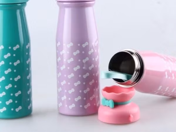 Ngoài vấn đề vệ sinh, sử dụng bình uống nước, bình giữ nhiệt còn cần chú ý loại đồ uống bên trong. Các loại bình này không thích hợp đựng đồ uống có hàm lượng đạm cao như sữa, sữa đậu nành hay nước trái cây. Chúng dễ bị biến chất trong môi trường kín, giữ nhiệt.