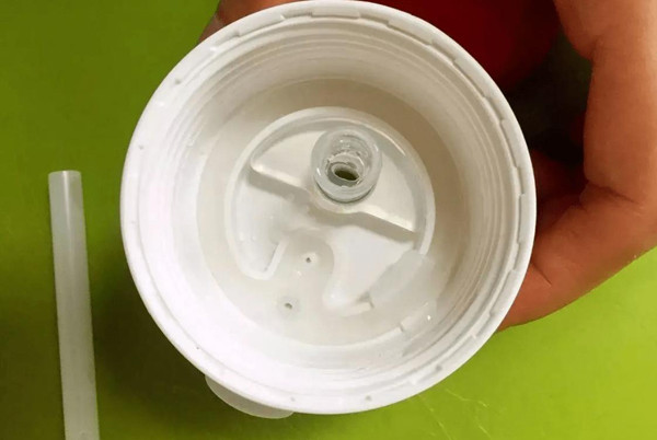 Với loại bình có ống hút, ngoài việc tháo rời chi tiết để vệ sinh kẽ nhỏ, người dùng còn cần vệ sinh, tiệt trùng kỹ phần ống hút. Nếu không, đây sẽ là chỗ trú ẩn lý tưởng của các loại vi khuẩn gây hại.