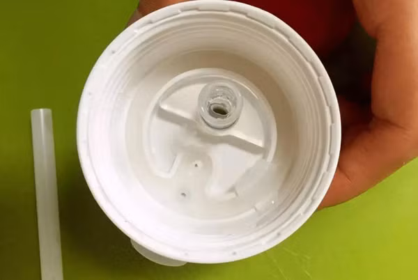 Với loại bình có ống hút, ngoài việc tháo rời chi tiết để vệ sinh kẽ nhỏ, người dùng còn cần vệ sinh, tiệt trùng kỹ phần ống hút. Nếu không, đây sẽ là chỗ trú ẩn lý tưởng của các loại vi khuẩn gây hại.