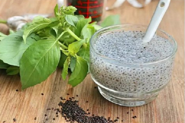 Hạt é. Đây là một chất làm mát tự nhiên, giúp giảm bớt độ axit, táo bón và giúp làn da khỏe mạnh. Bạn có thể ngâm hạt é 4-5 giờ trong nước và sau đó tiêu thụ bằng cách thêm nó vào nước hoặc bất kỳ loại đồ uống nào. (Ảnh minh họa)