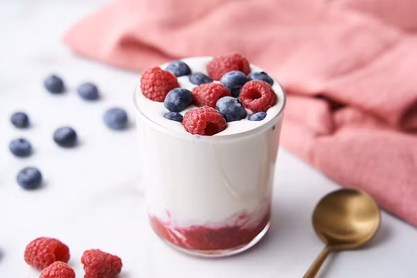 Sữa chua. Sữa chua chứa nhiều protein và giúp bạn tránh đồ ăn vặt nhiều muối, nhiều calo. Nó cũng chứa probiotics, giúp hệ tiêu hóa luôn khỏe mạnh. (Ảnh: The Beet)