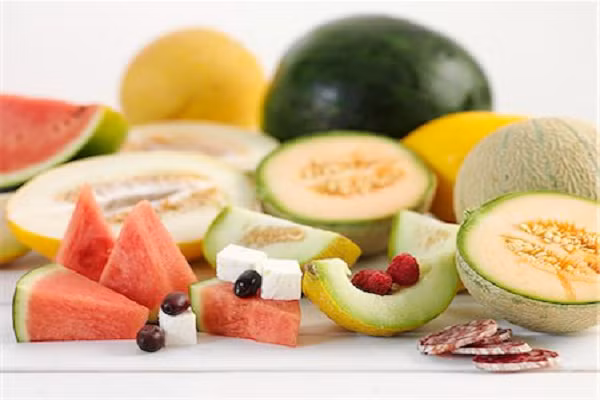 Các loại dưa. Dưa là loại thực phẩm mát nhất và tốt cho sức khỏe. Chúng giúp ngăn ngừa một số vấn đề sức khỏe như ung thư, huyết áp cao và bệnh tim. Dưa cũng tốt cho dạ dày và thúc đẩy quá trình giảm cân. Bạn có thể dùng dưa để làm món salad, món tráng miệng, sinh tố, sữa lắc và sốt. (Ảnh: Masterfile)