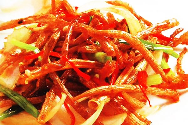 Không chỉ thơm ngon, quý hiếm, đặc sản Quảng Ninh này còn được đánh giá cao về giá trị dinh dưỡng, lợi ích sức khỏe. Theo đó, sá sùng tính lạnh, có tác dụng bổ âm, giải nhiệt, làm mát phổi. Sá sùng rất tốt với các trường hợp bốc hỏa, đổ mồ hôi trộm, ho khạc đờm nhiều do phế hư, tiểu đêm,...