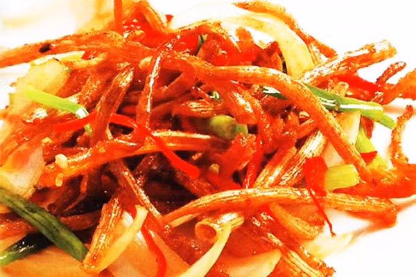 Không chỉ thơm ngon, quý hiếm, đặc sản Quảng Ninh này còn được đánh giá cao về giá trị dinh dưỡng, lợi ích sức khỏe. Theo đó, sá sùng tính lạnh, có tác dụng bổ âm, giải nhiệt, làm mát phổi. Sá sùng rất tốt với các trường hợp bốc hỏa, đổ mồ hôi trộm, ho khạc đờm nhiều do phế hư, tiểu đêm,...