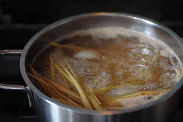 Không cần nhiều, chỉ cần vài con sá sùng cũng khiến nồi nước dùng trở nên đậm vị, hiếm loại xương nào có thể sánh được.