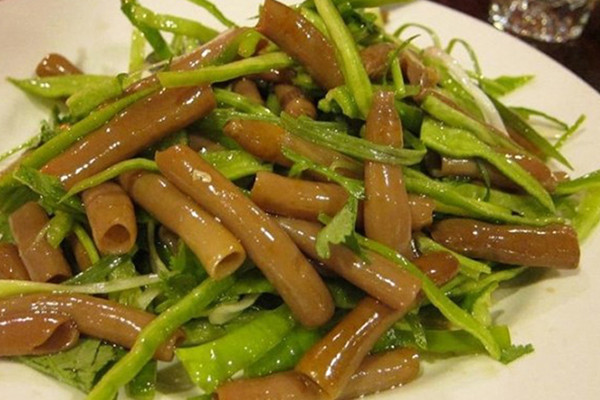 Sá sùng tươi có thể làm được nhiều món như xào, nướng, nấu cháo, tẩm bột chiên giòn... Dù chế biến theo cách nào, sá sùng vẫn giữ được vị ngon ngọt vô cùng hấp dẫn.